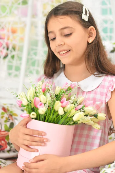 Glückliches Mädchen Mit Tulpen Auf Schaukel — Stockfoto