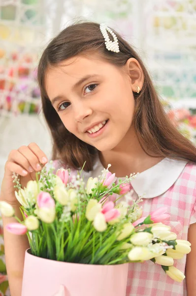 Szczęśliwa Dziewczyna Trzyma Tulipany Huśtawce — Zdjęcie stockowe