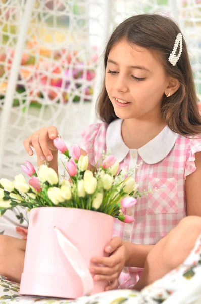 Glückliches Kleines Mädchen Posiert Mit Tulpen Auf Schaukel — Stockfoto