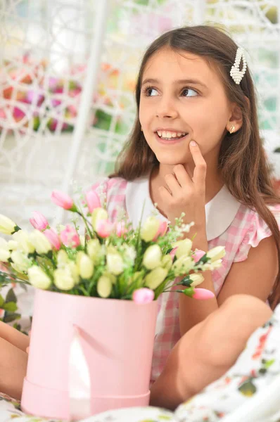 Feliz Niña Posando Con Tulipanes Swing — Foto de Stock