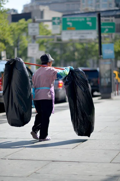 Asiático Hombre Con Bolsas Ciudad —  Fotos de Stock