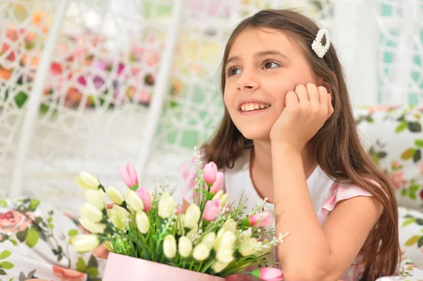 Glückliches Kleines Mädchen Mit Tulpen Auf Schaukel — Stockfoto