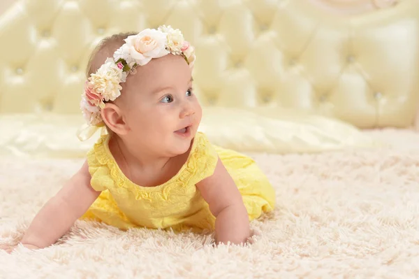 Cute Little Baby Girl Wreath Bed — Stock Photo, Image