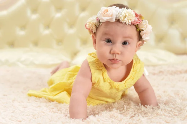 Cute Little Baby Girl Wreath Bed — Stock Photo, Image