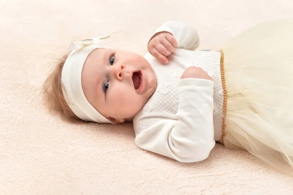 Niedliche Kleine Mädchen Auf Dem Bett — Stockfoto