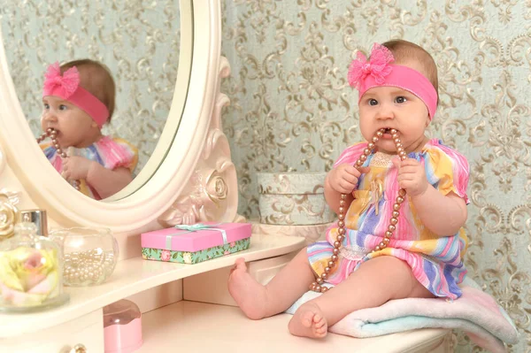 Bonito Pequena Menina Frente Espelho — Fotografia de Stock