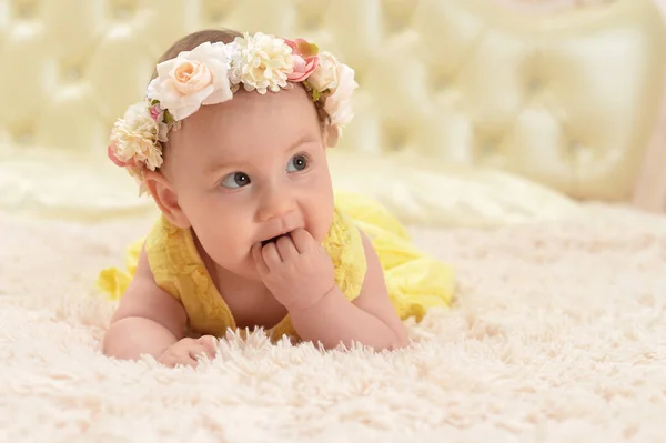 Cute Little Baby Girl Wreath Bed — Stock Photo, Image