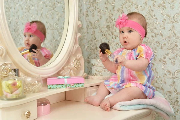 可爱的小女孩在镜子前 — 图库照片