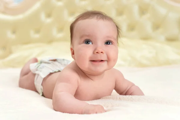 Niedliche Kleine Mädchen Auf Dem Bett — Stockfoto