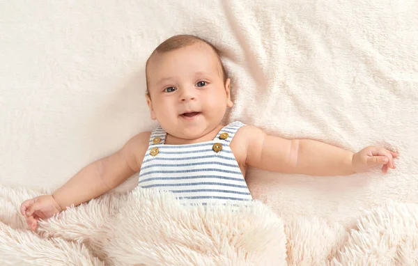 Niedliche Kleine Junge Auf Dem Bett — Stockfoto