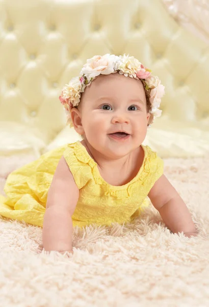 Cute Little Baby Girl Wreath Bed — Stock Photo, Image