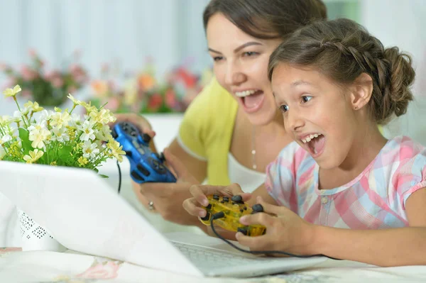 Moeder Dochter Met Behulp Van Laptop Spelen Spel — Stockfoto