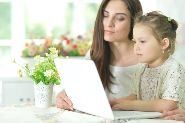 Щаслива Мати Дочка Використовують Ноутбук Разом — стокове фото