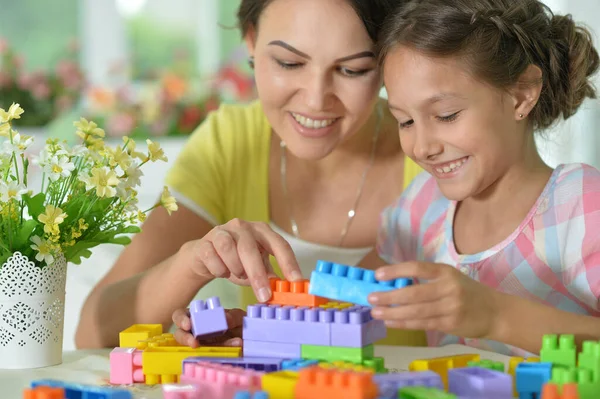 Hija Madre Jugando Con Bloques Plástico Colores Casa —  Fotos de Stock