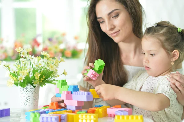 Küçük Kız Mutlu Anne Evde Renkli Plastik Bloklarla Oynuyorlar — Stok fotoğraf