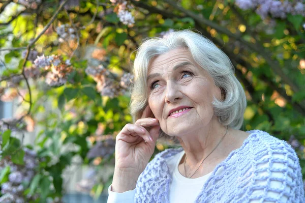 Senior Vacker Kvinna Poserar Med Syrener Parken — Stockfoto