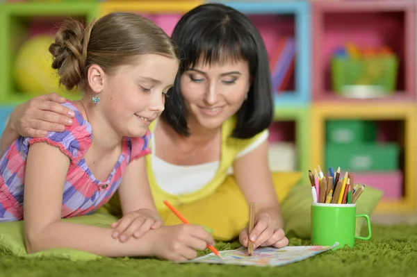 Gelukkig Meisje Met Moeder Tekening Thuis — Stockfoto