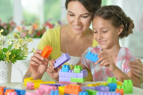 Liten Dotter Och Mor Leker Med Färgglada Plastblock Hemma — Stockfoto