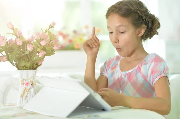 Retrato Menina Bonita Com Tablet Tem Uma Ideia — Fotografia de Stock