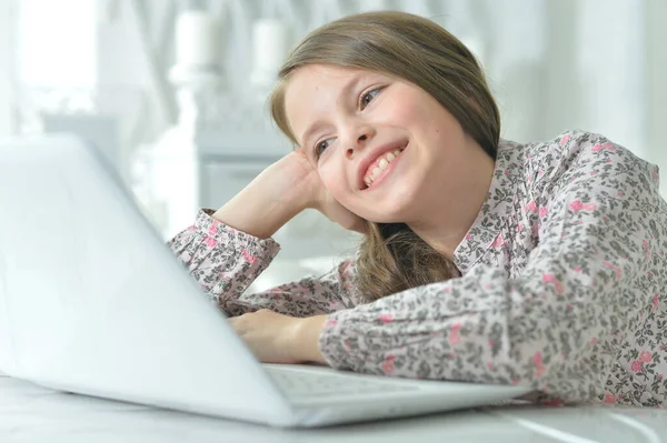 Menina Feliz Usando Laptop Casa — Fotografia de Stock