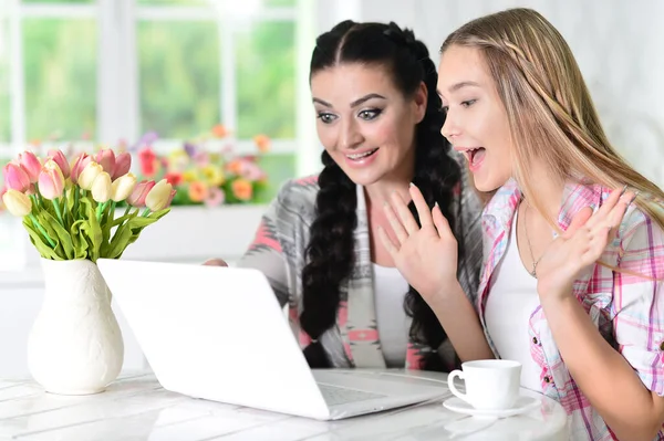 Sorpreso Madre Figlia Adolescente Utilizzando Computer Portatile Casa — Foto Stock