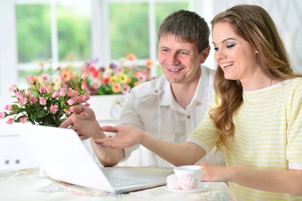 Unga Par Sitter Vid Bordet Och Använder Laptop — Stockfoto