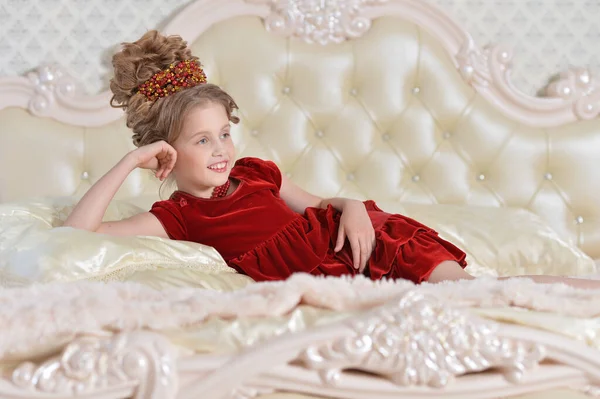 Милая Маленькая Девочка Красном Платье Лежит Кровати — стоковое фото