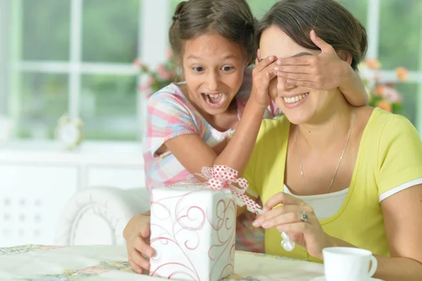 Linda Chica Preparada Sorpresa Madre — Foto de Stock