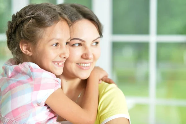 Retrato Cerca Una Encantadora Niña Abrazándose Con Mamá Casa — Foto de Stock