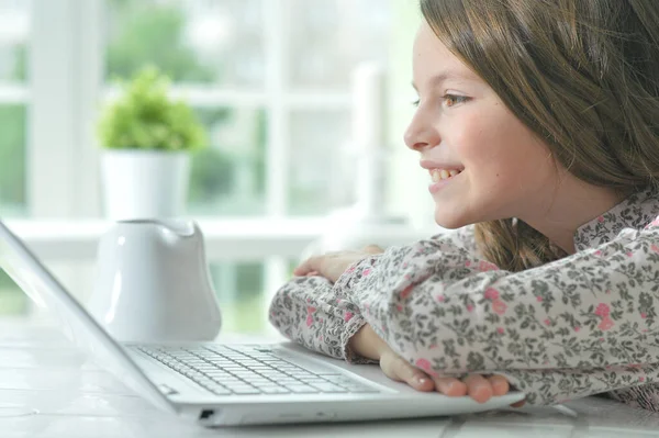 Schattig Meisje Met Behulp Van Laptop Thuis — Stockfoto