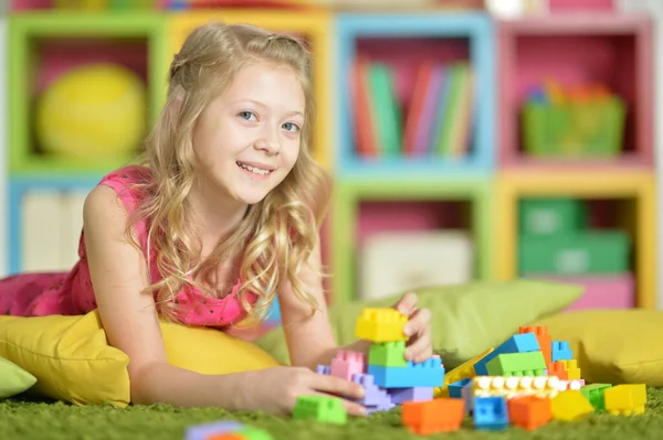 Bambina Che Gioca Con Blocchi Plastica Colorati — Foto Stock