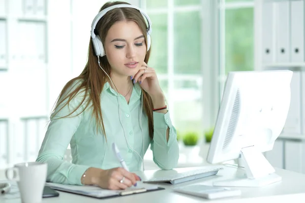 Retrato Empresária Trabalhando Fones Ouvido Escritório — Fotografia de Stock