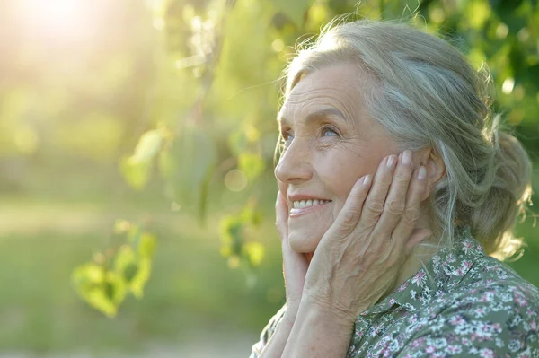 Senior Mooie Vrouw Poseren Park — Stockfoto