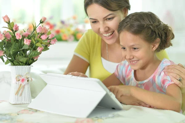 Mãe Feliz Filha Usando Tablet Juntos Casa — Fotografia de Stock