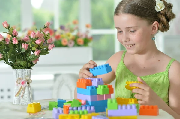 Mädchen Spielt Mit Bunten Plastikklötzen — Stockfoto