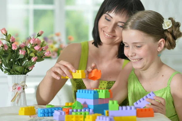 Mutlu Kız Anne Evde Renkli Plastik Bloklarla Oynuyorlar — Stok fotoğraf