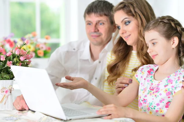 Padres Hija Usando Ordenador Portátil Habitación —  Fotos de Stock