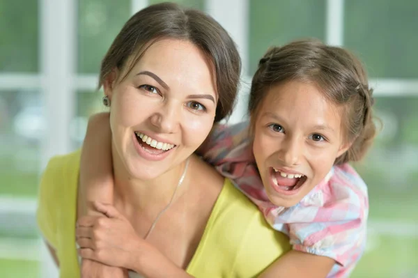 Gros Plan Portrait Une Charmante Petite Fille Embrassant Mère Maison — Photo