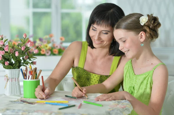 Flicka Med Mamma Ritning Vid Bordet Hemma — Stockfoto