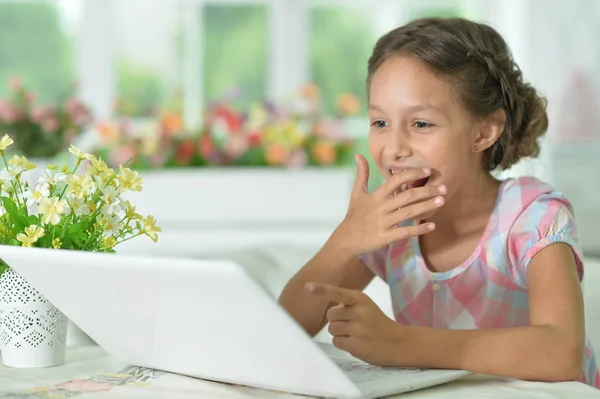 Συναισθηματικά Ευτυχισμένη Χαριτωμένο Κορίτσι Χρησιμοποιώντας Φορητό Υπολογιστή Στο Σπίτι — Φωτογραφία Αρχείου