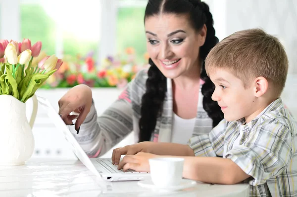 Mãe Filho Usando Laptop Moderno — Fotografia de Stock