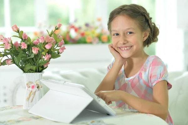 Retrato Menina Bonita Com Tablet — Fotografia de Stock