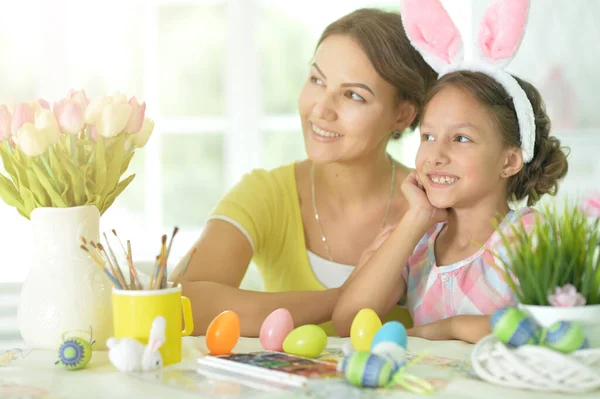 Mutter Mit Tochter Mit Hasenohren Die Hause Ostereier Verzieren — Stockfoto