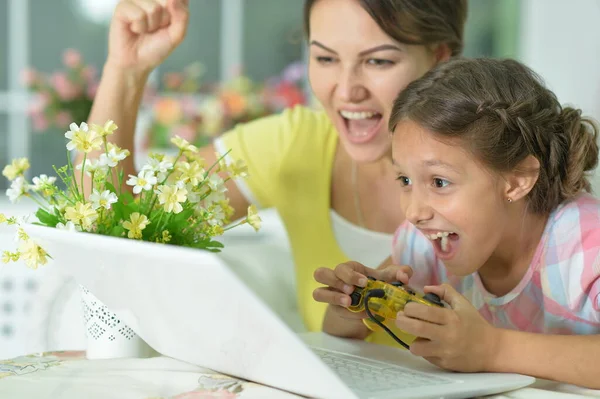 Madre Figlia Utilizzando Laptop Gioco — Foto Stock