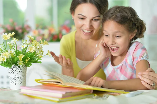 Kis Aranyos Lány Olvasás Könyv Anyával Asztalnál Otthon — Stock Fotó