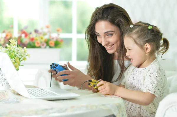 Lycklig Mor Och Dotter Med Hjälp Bärbar Dator Spela Spel — Stockfoto