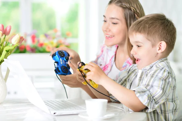 Bror Och Syster Spelar Dataspel Bärbar Dator — Stockfoto