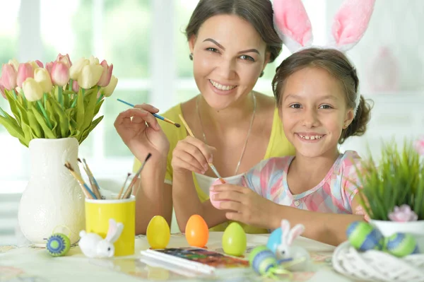 Mutter Mit Tochter Mit Hasenohren Die Hause Ostereier Verzieren — Stockfoto