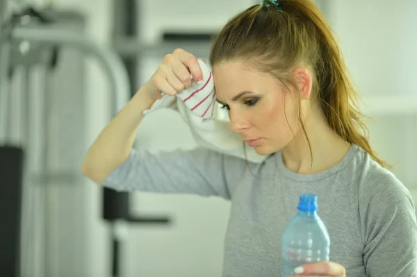 Spor Salonundaki Eğitimden Sonra Içen Genç Bir Kadın — Stok fotoğraf