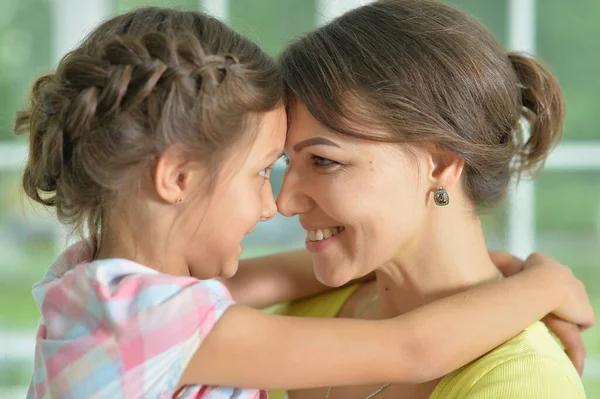 Close Portret Van Een Charmante Kleine Meisje Knuffelen Met Mam — Stockfoto